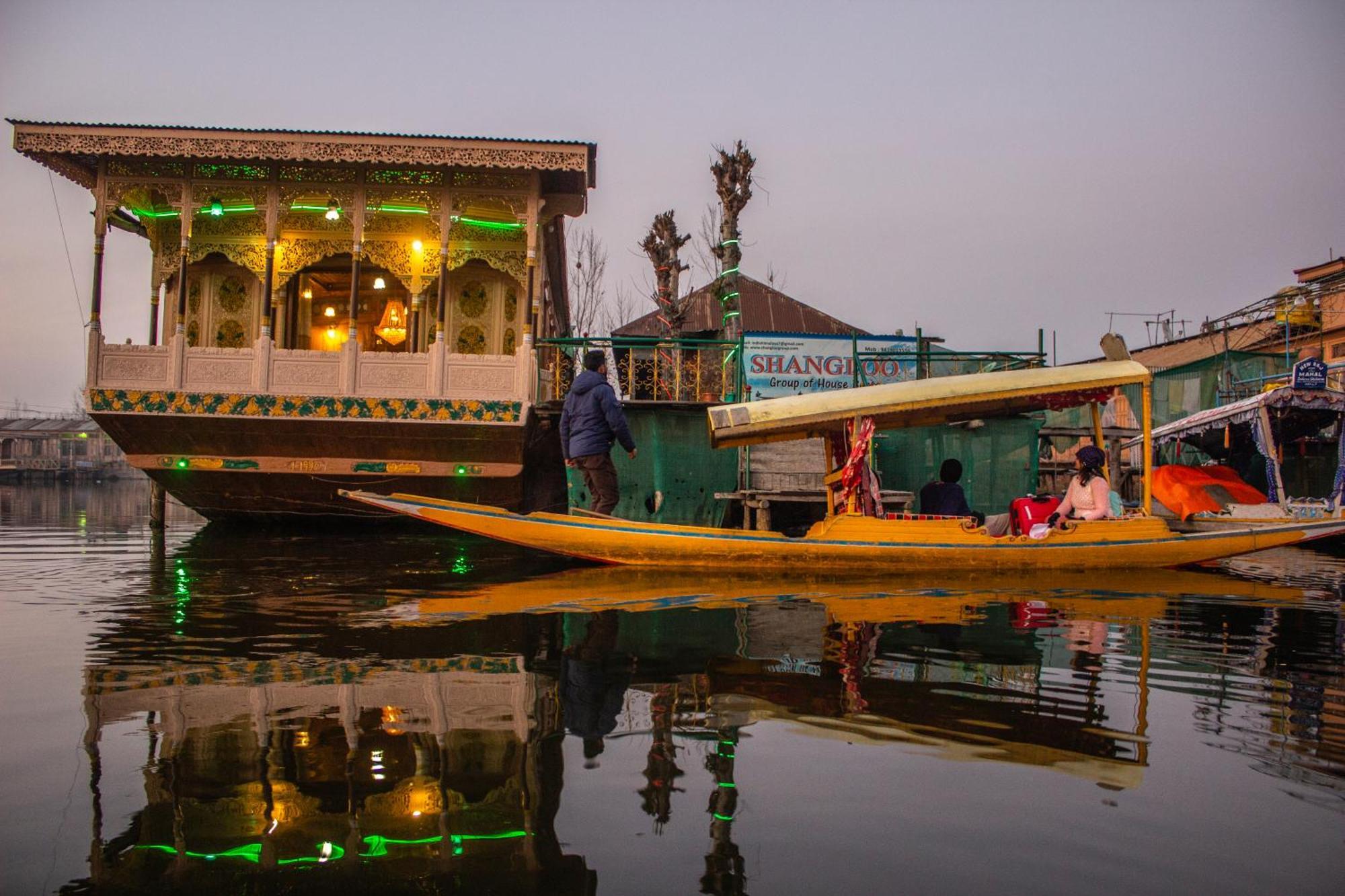 Bed and Breakfast House Boat New Manora Срінагар Екстер'єр фото