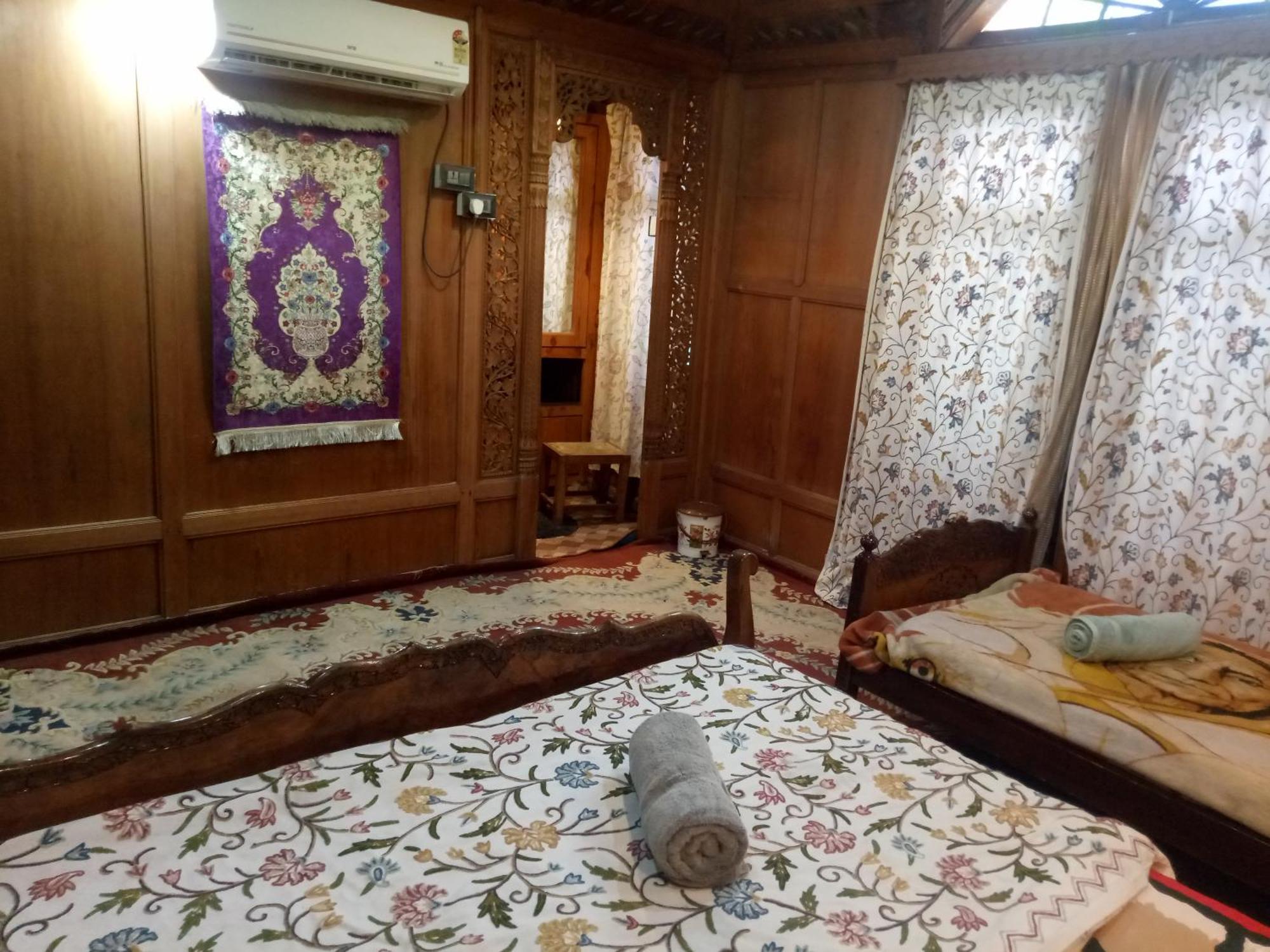 Bed and Breakfast House Boat New Manora Срінагар Екстер'єр фото