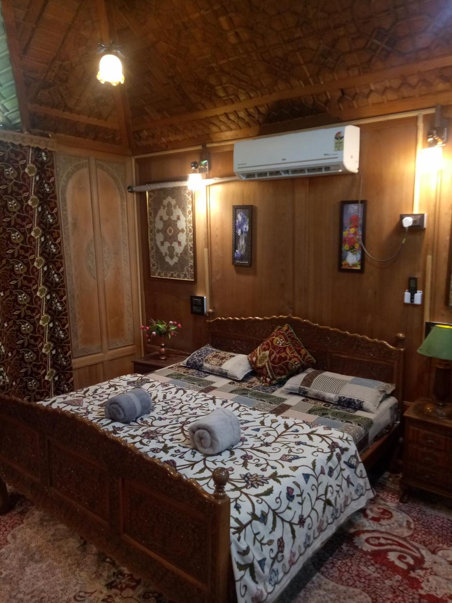 Bed and Breakfast House Boat New Manora Срінагар Екстер'єр фото