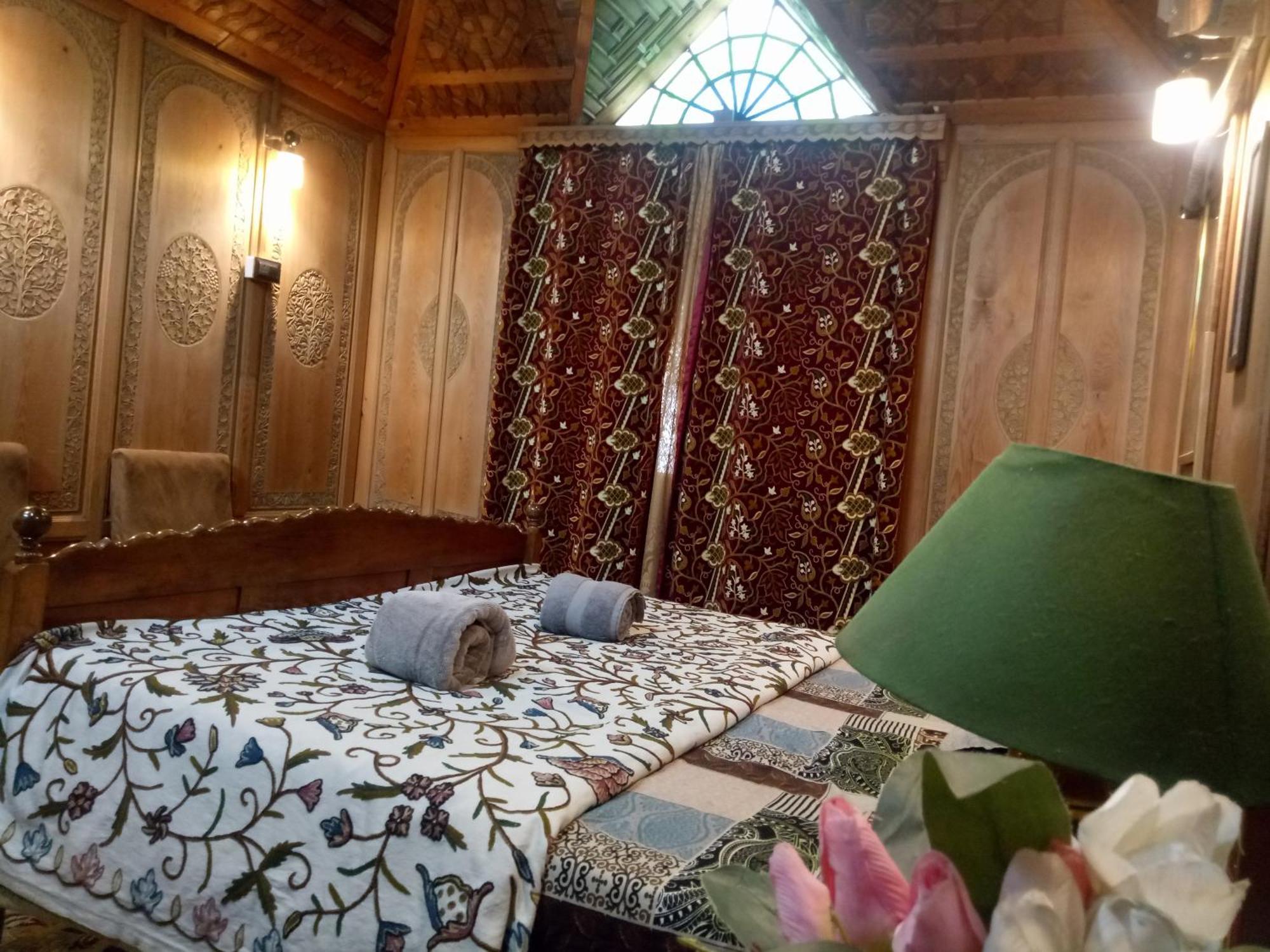 Bed and Breakfast House Boat New Manora Срінагар Екстер'єр фото