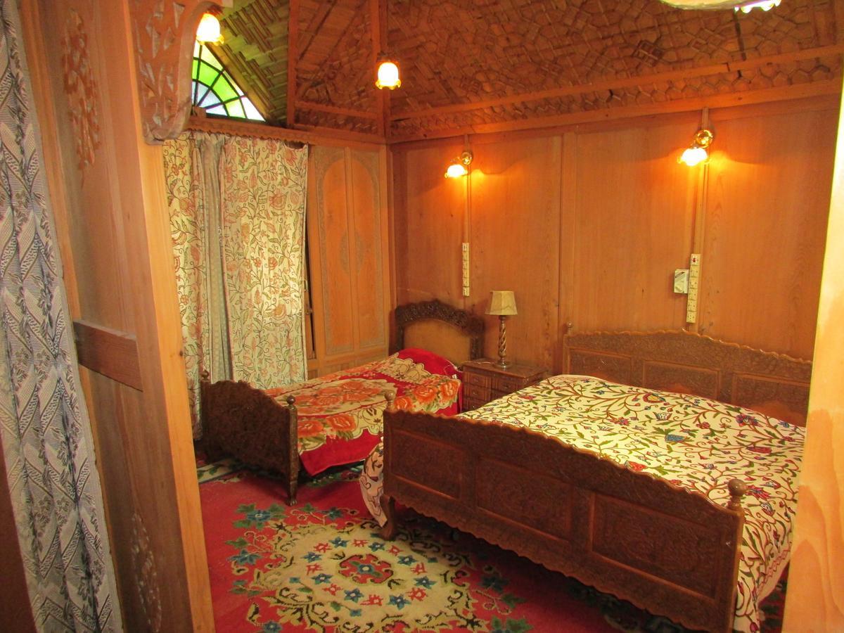 Bed and Breakfast House Boat New Manora Срінагар Екстер'єр фото