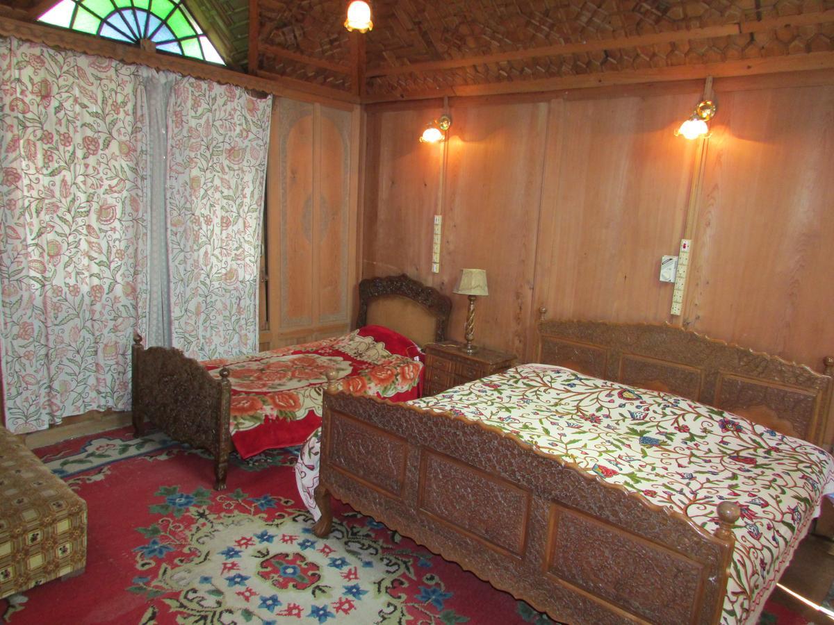 Bed and Breakfast House Boat New Manora Срінагар Екстер'єр фото